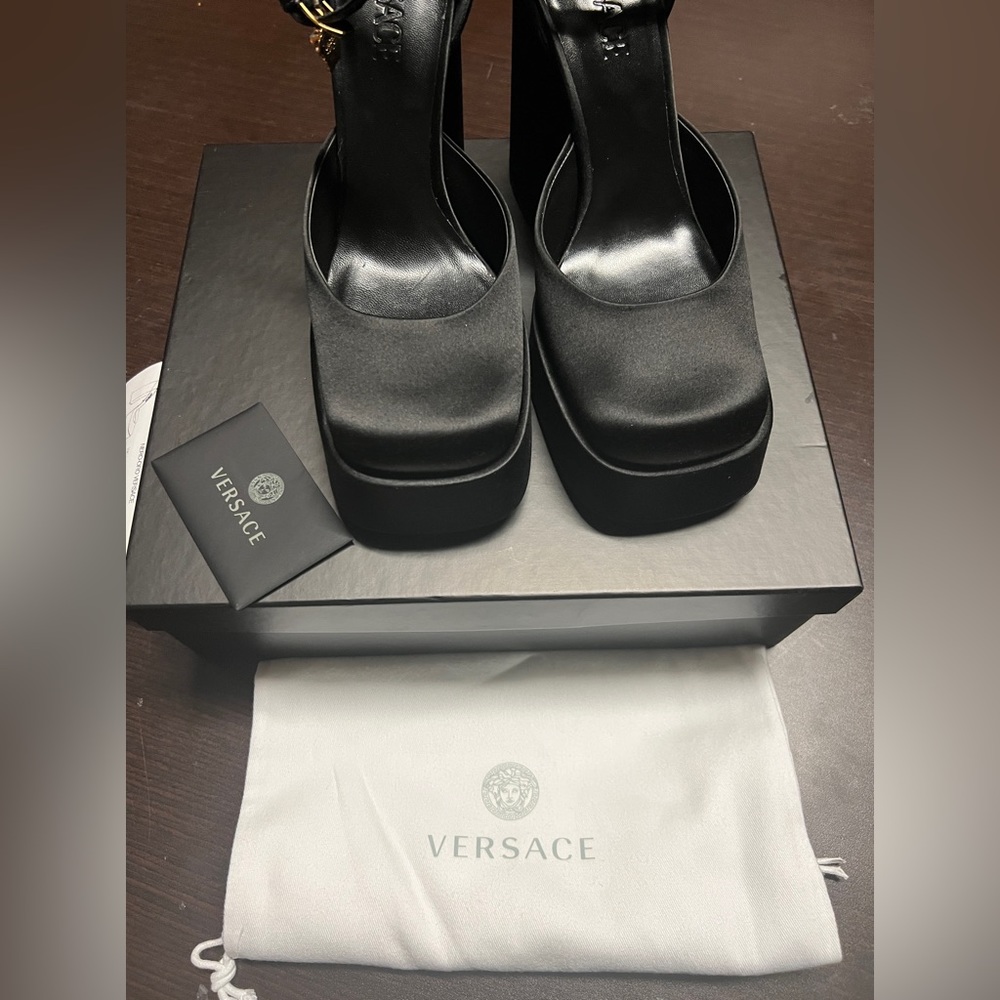 VERSACE Medusa Aevitas Satin Crystal-Embellished Platform Pumps Black 41EU/11US - Picture 6 of 12